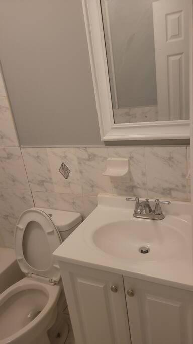 Room In A Beach House With King Size Bed In A Landlord Hosted Three Bedroom Apartment Нью-Йорк Екстер'єр фото