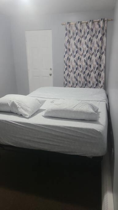Room In A Beach House With King Size Bed In A Landlord Hosted Three Bedroom Apartment Нью-Йорк Екстер'єр фото